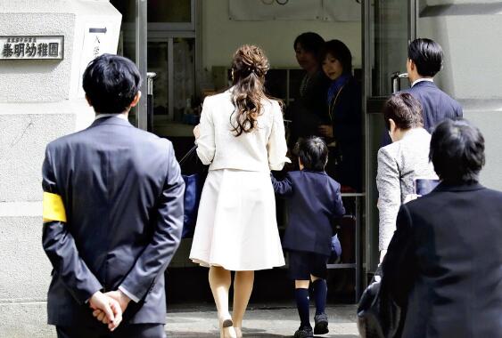 日本一小学学生穿阿玛尼校服入学4